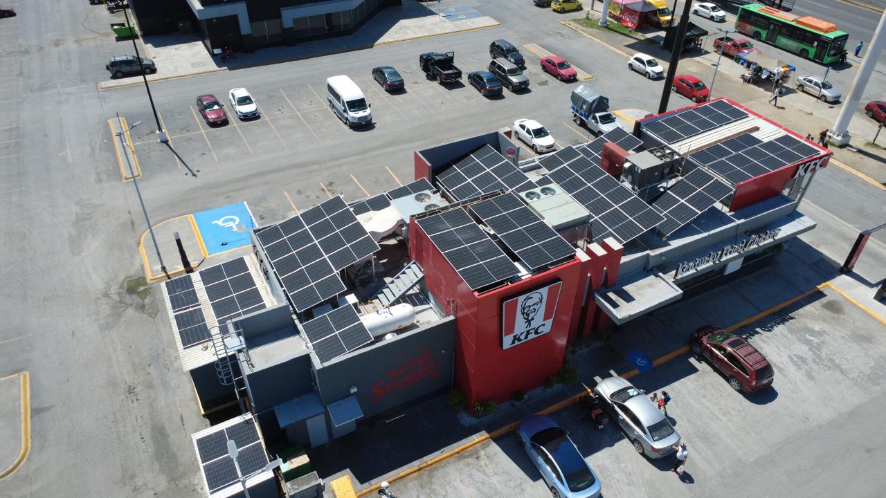 Instalación de paneles solares en proyecto comercial en Monterrey