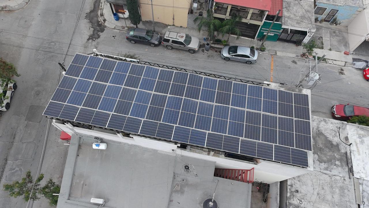 Sistema fotovoltaico instalado en nave industrial de Nuevo León