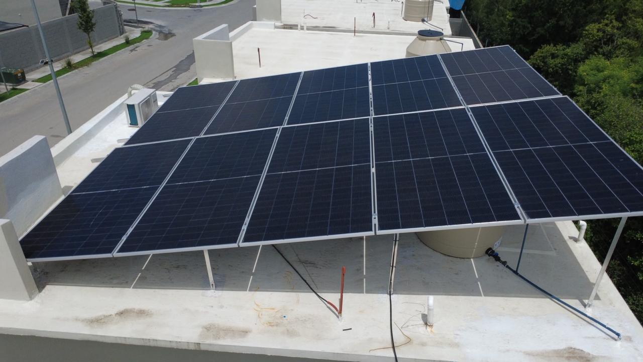 Estructura especial para paneles solares en proyecto residencial