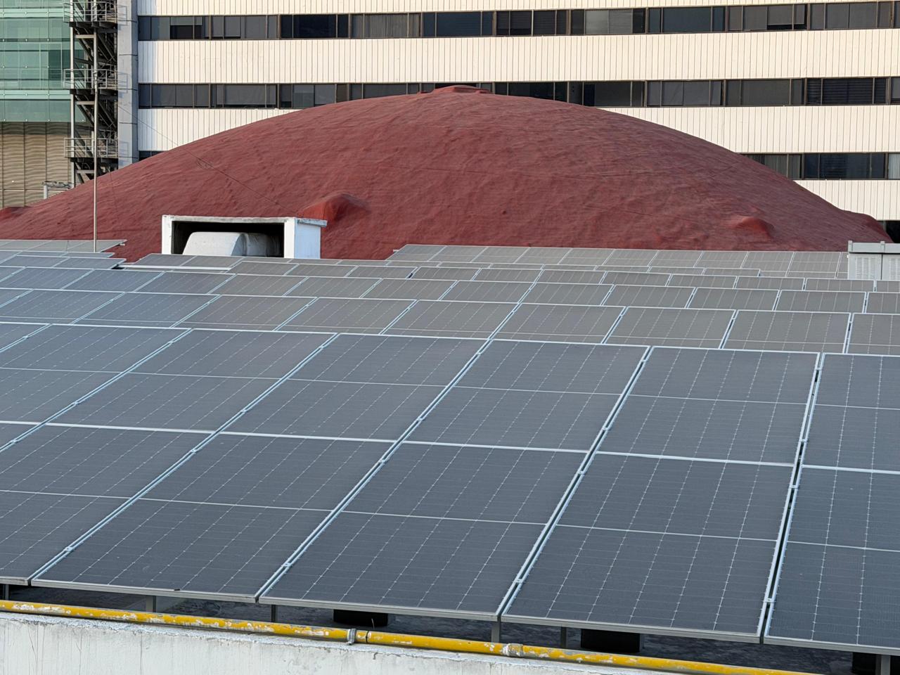 Paneles solares instalados en un sistema comercial